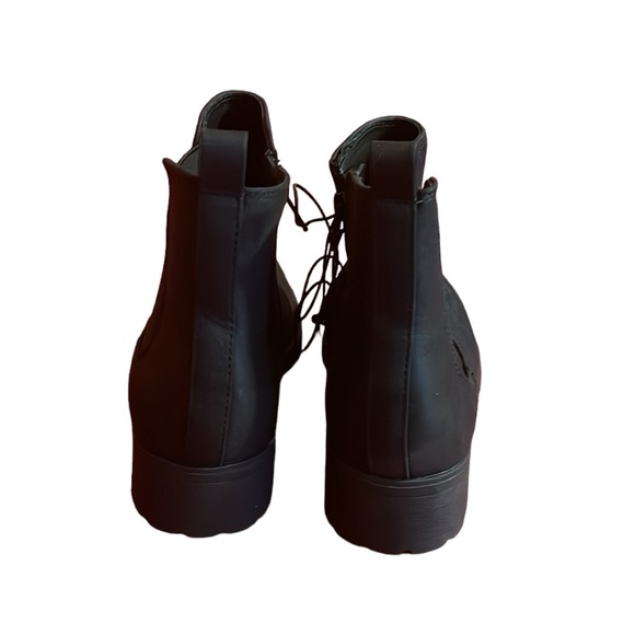 Anneliese women black, ankle boots w/ zipper sides. Has stretch side. Size 7M - Picture 3 of 10